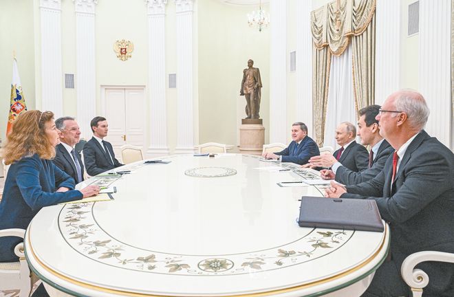 和平折中方案仍未达成，排除乌欧参与引发解读，普京与美特使谈了5小时